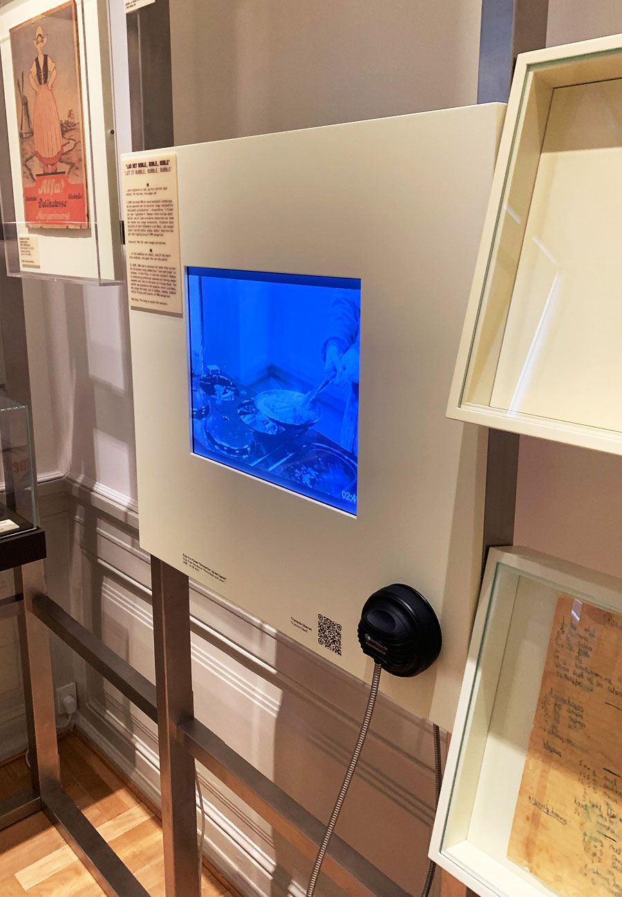 Single Cup Headphone installed with screen at Medicinsk Museion